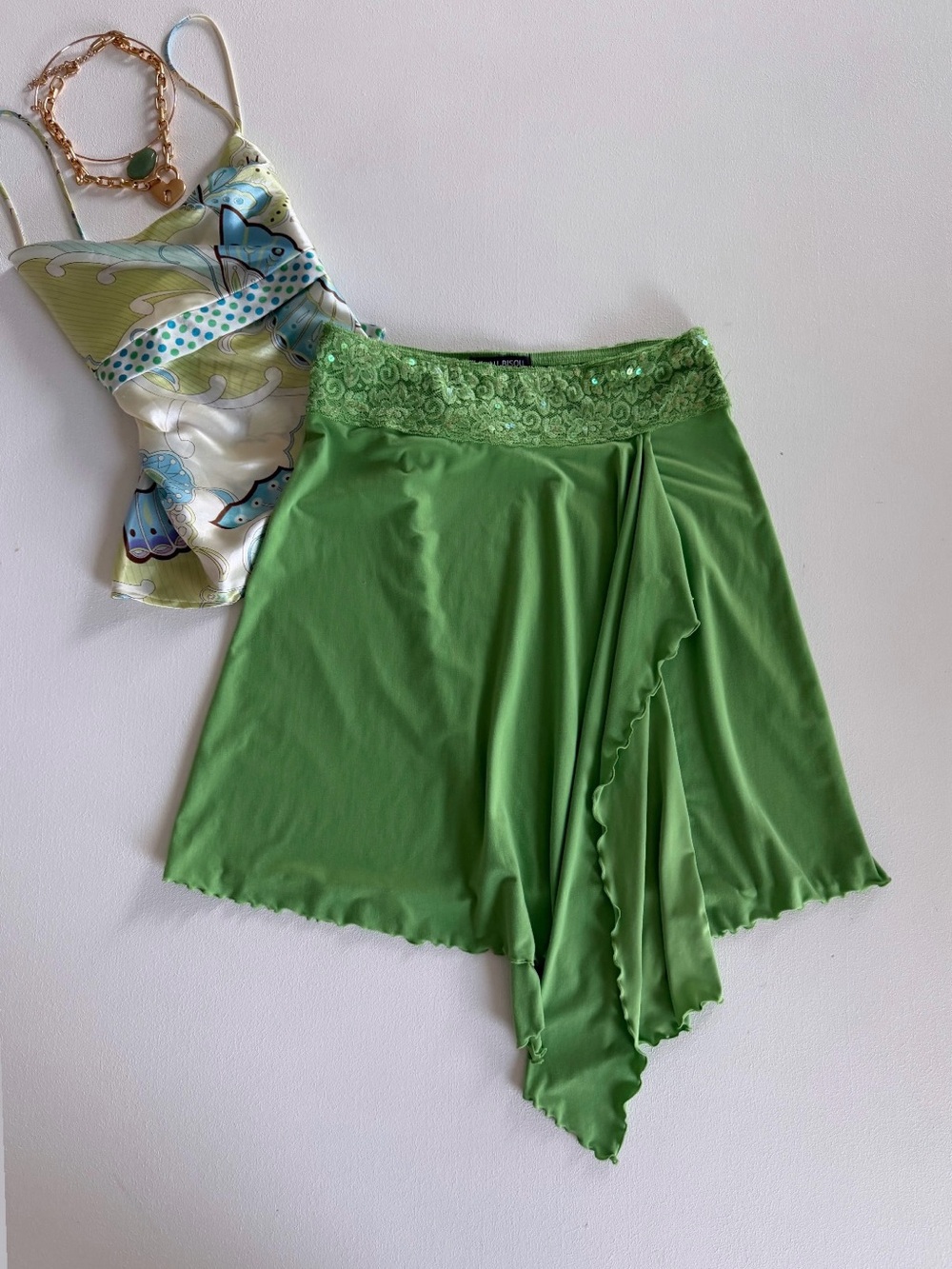 Bisou Bisou Y2K Green Low Rise Asymmetrical
Handkerchief Hem Lace Sequin Mini Sk
